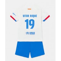 Dětský fotbalový dres Barcelona Vitor Roque #19 2023-24 Venkovní Krátký Rukáv (+ trenýrky)